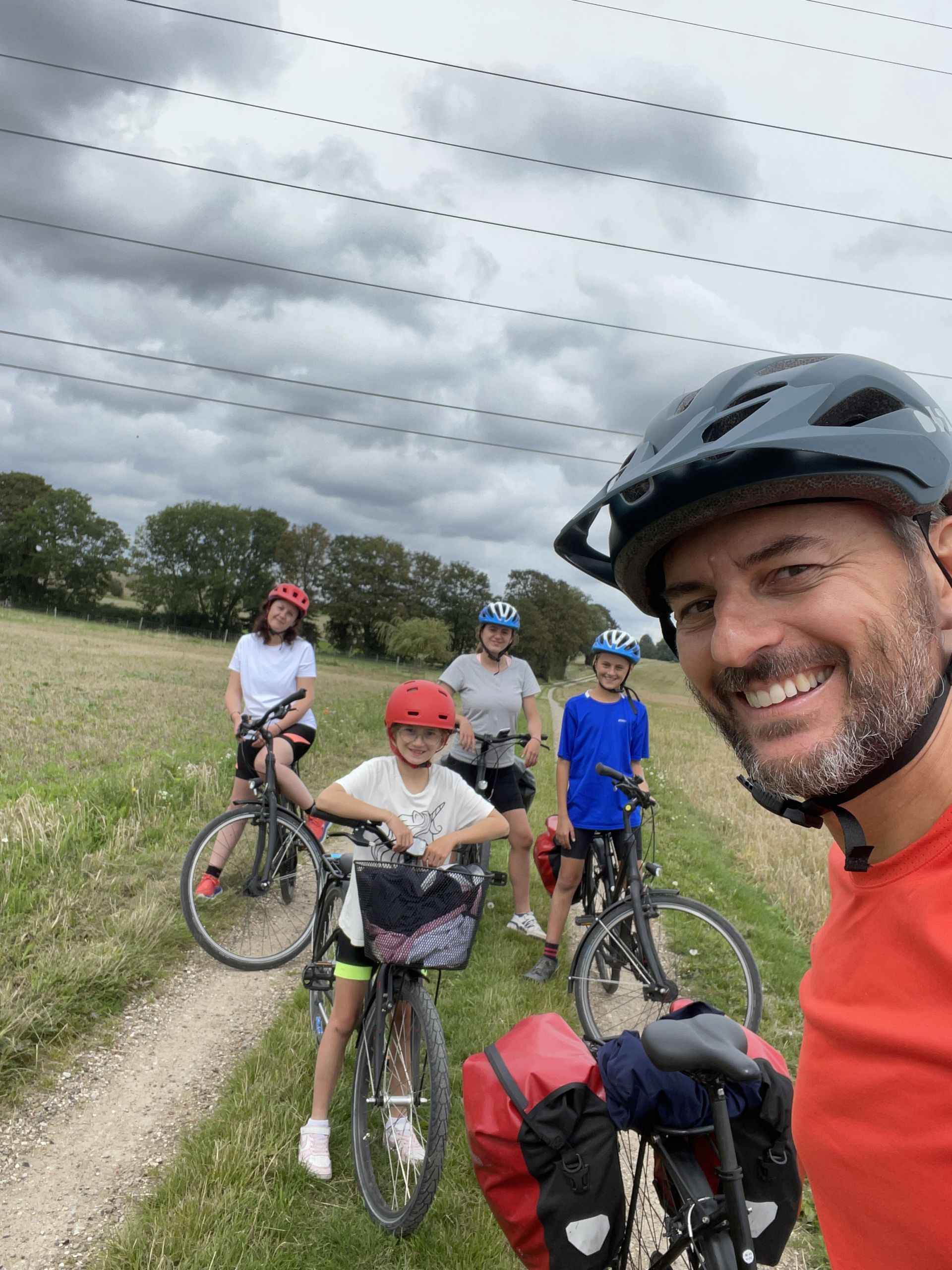 Famiglia in bici in un percorso tra la natura a Helsingør, Danimarca, vacanze in bici all'aria aperta per famiglie